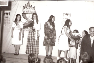 Al-Kama. Feria de 1972.Chari, Reina de las Fiestas y las dos Damas de Honor, Margari Corrales y Margari Cubiles.